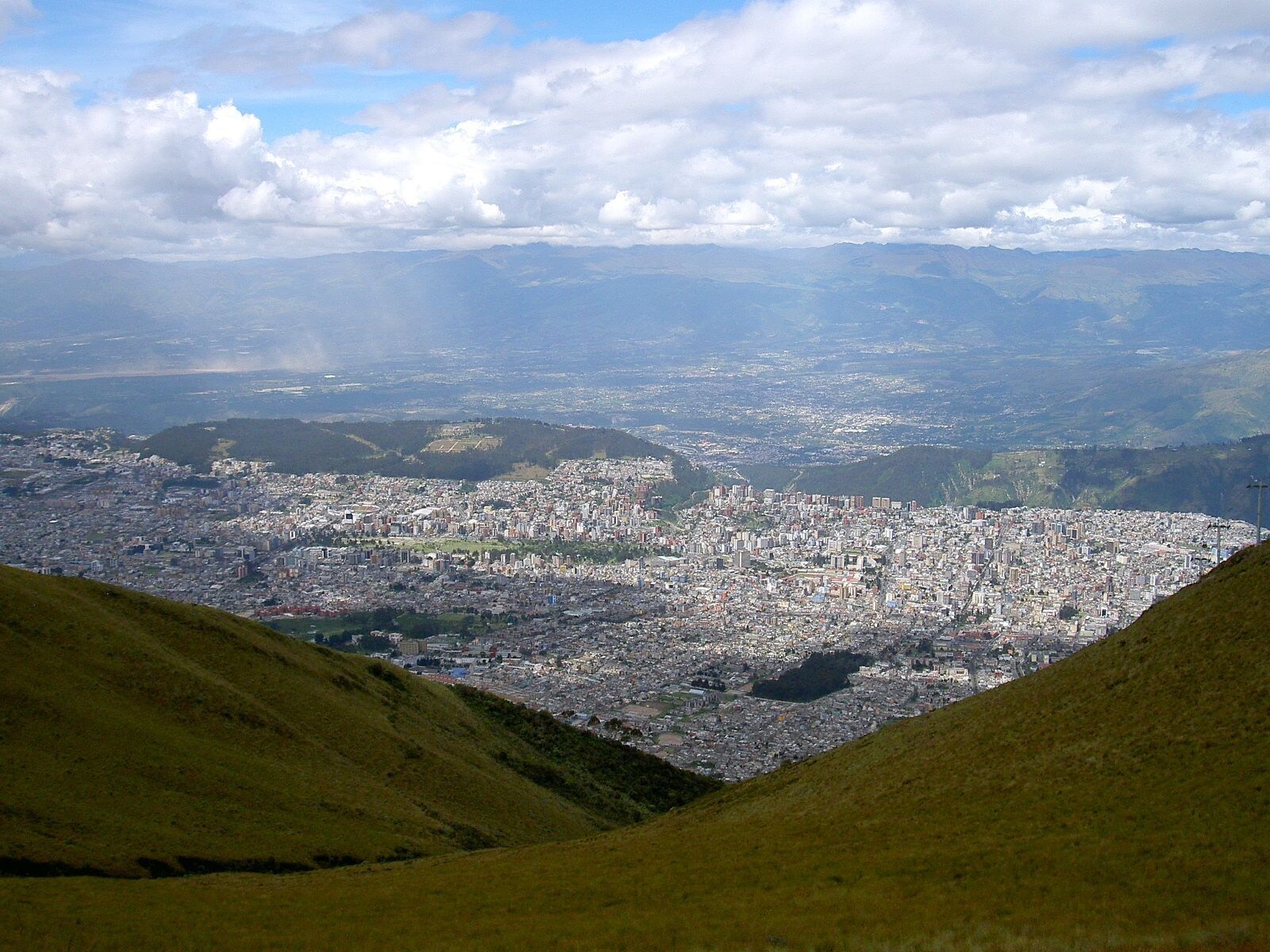 Quito and surrounding areas are heavily settled. A large eruption could put hundreds of thousands of lives at risk and would likely disrupt infrastructure, food and water. Image by Terpsichores under the Creative Commons Attribution-Share Alike 3.0 license. 