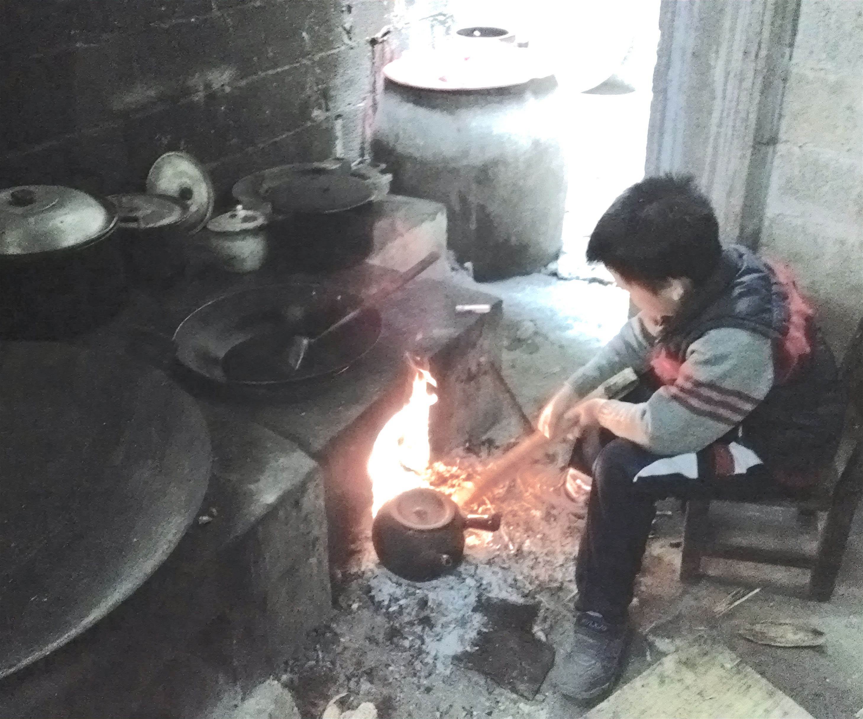 Most people living in rural China treat their water via boiling, a practice that can produce harmful indoor air pollution. Photo courtesy of Alasdair Cohen.