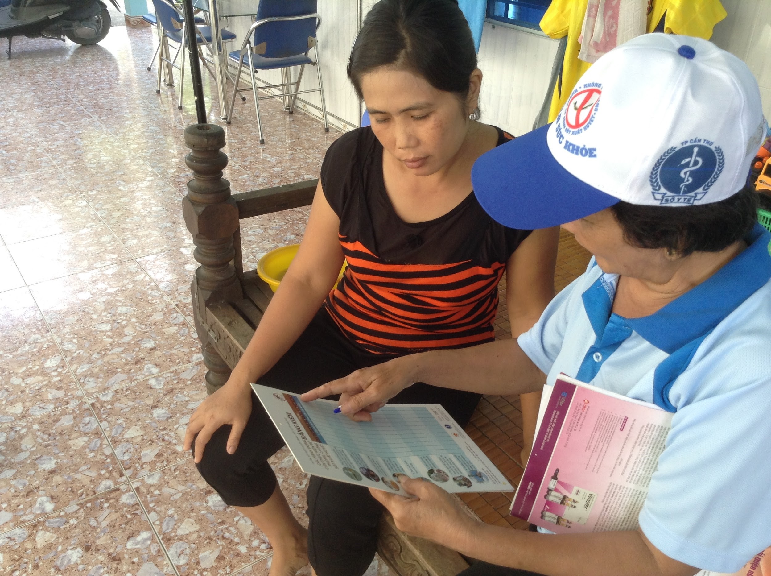 A health club member going over the dengue prevention checklist. (Photo courtesy of Nguyen Van Viet/Can Tho Preventive Health Centre)