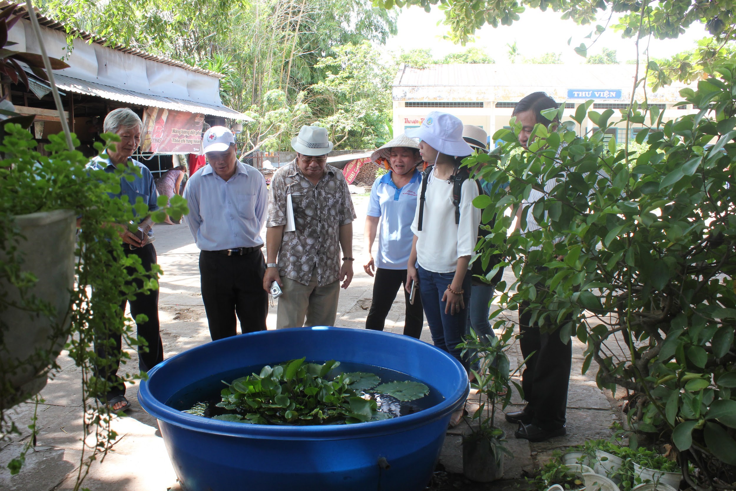Fish farming instruction at a school. (Photo courtesy of Nguyen Van Viet/Can Tho Preventive Health Centre)